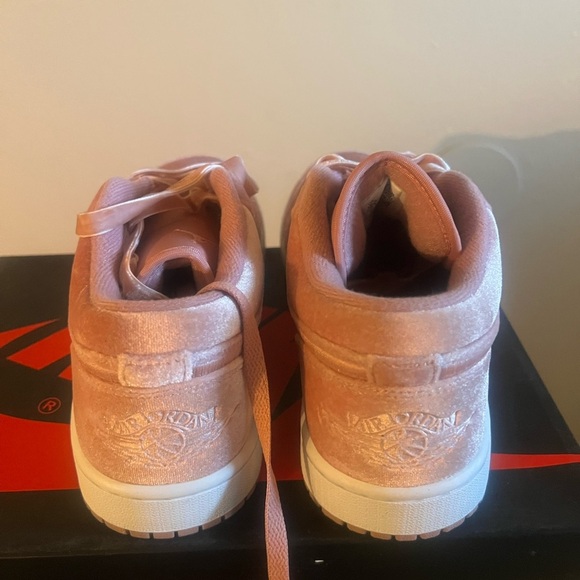Jordan Women's Athletic Shoes Air Jordan 1 Low SE Pink Velvet - Picture 2 of 6
